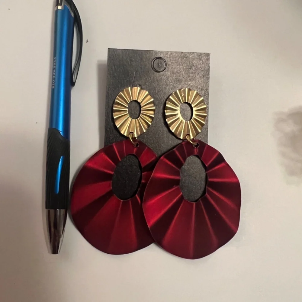Large statement earrings - Picture 2 of 2